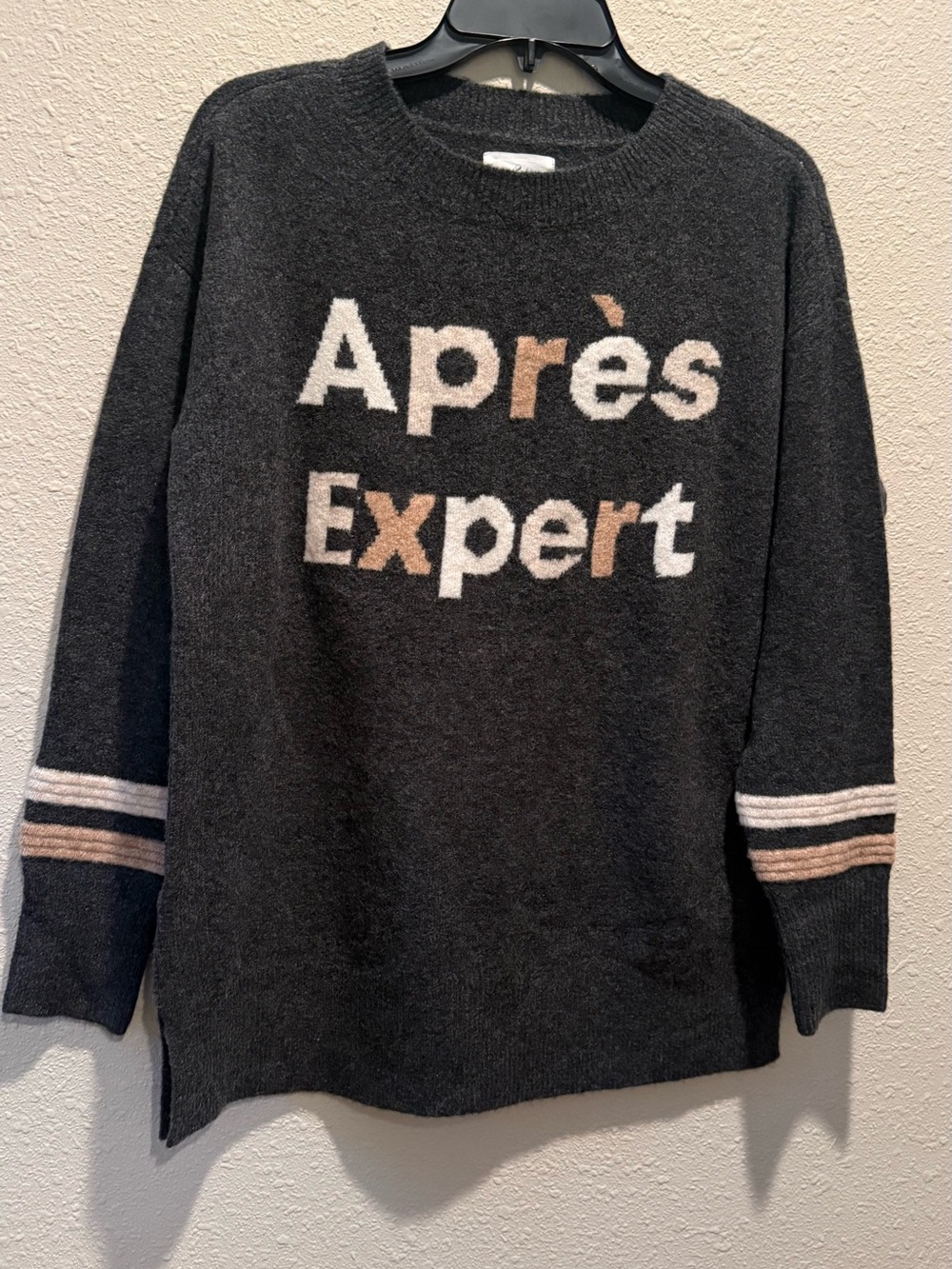 Lou & Grey Charcoal Crewneck Sweater with 'Après Expert' Graphic